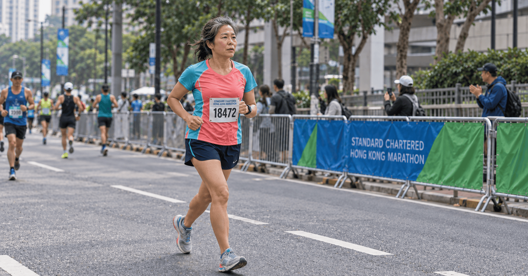 中年跑手在香港海濱步道進行長課跑步