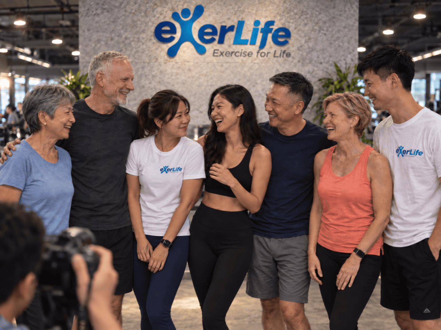 一群成年人在 ExerLife 健身空間交流