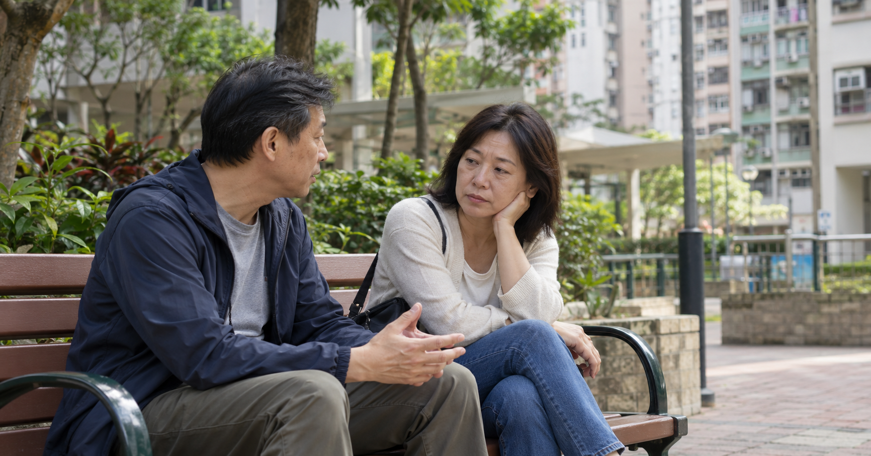 兩名中年人在公園長椅上交談